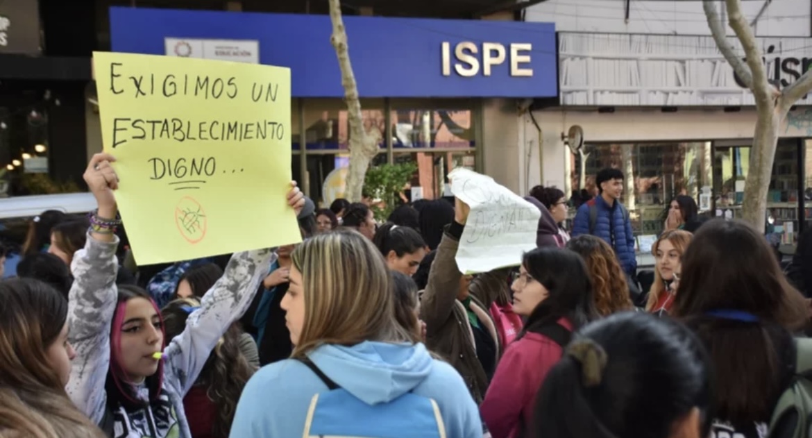 Los alumnos del ISPE cortaron la calle por el estado del establecimiento 