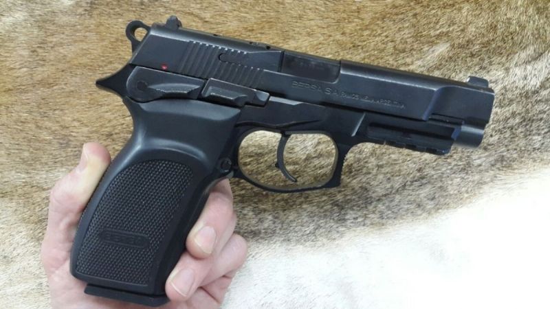 Mostrando la pistola, se paseó en su auto y asustó a los vecinos