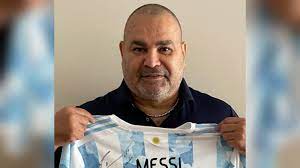 ¡Le sacó una sonrisa a Chilavert! Messi y su especial regalo al ex-arquero