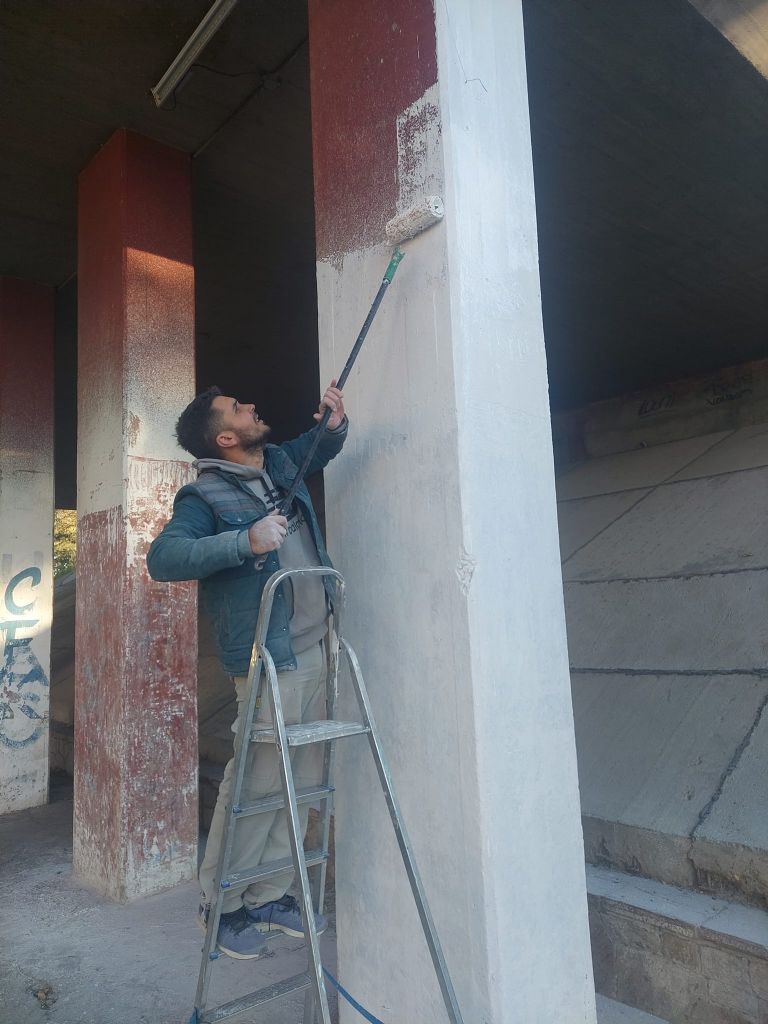 Capitalinos cansados de la pintadas en los puentes, salieron a embellecerlos
