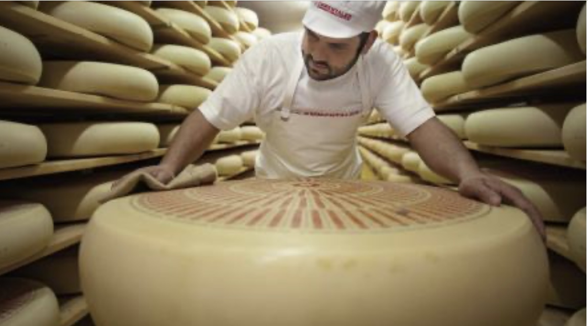 Un hombre murió aplastado por ruedas de queso en el norte de Italia