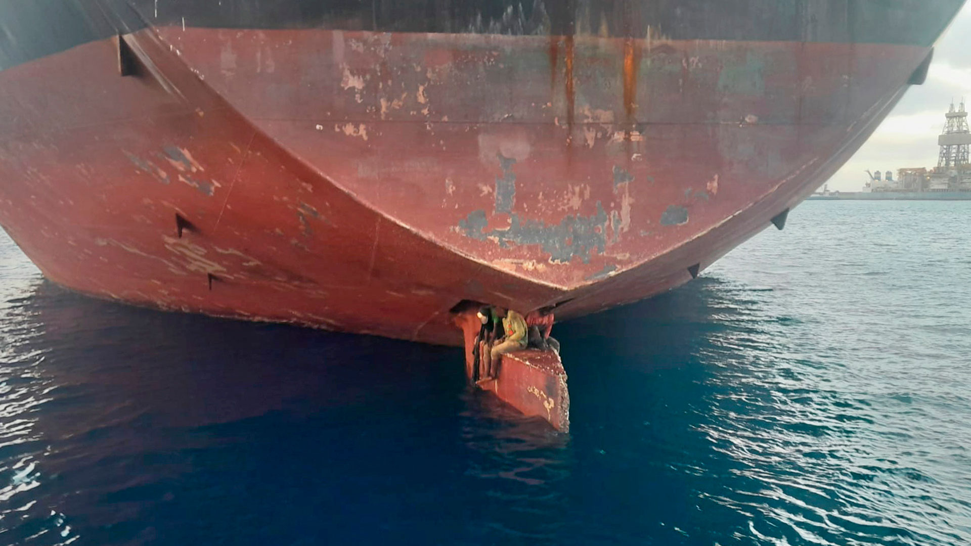 Cuatro migrantes cruzaron el Atlántico escondidos en el timón de un barco