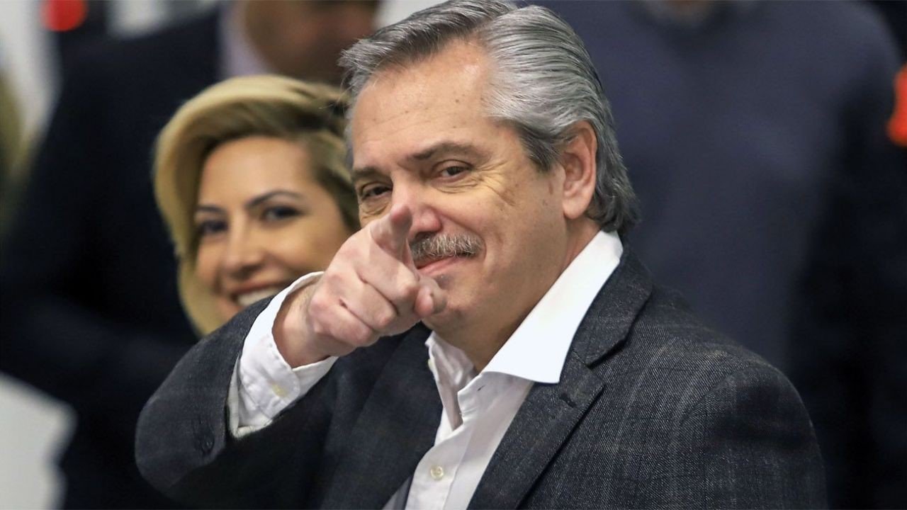 Después del escándalo: El presidente encabeza una reunión con todo el gabinete